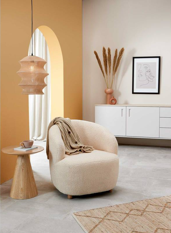 teddy fauteuil in naturel woonkamer met roze vaasjes