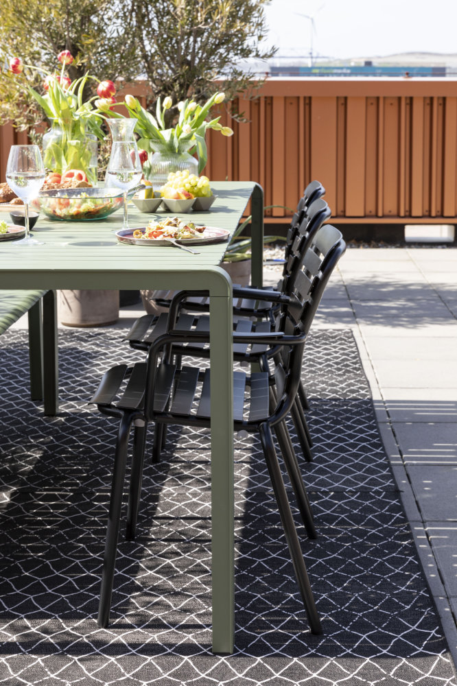 groene tuintafel en zwarte tuinstoelen van zuiver