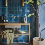 badkamer met wasbak en blauwe tegels muur