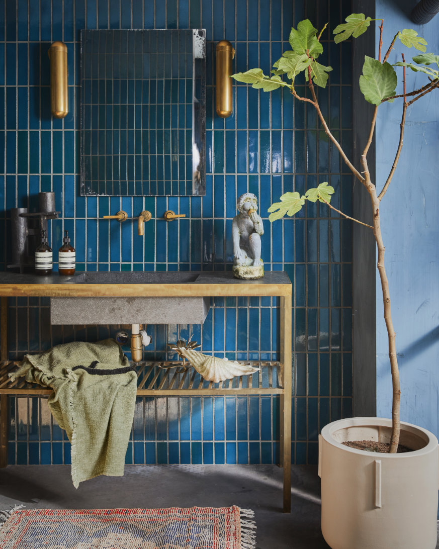 badkamer met wasbak en blauwe tegels muur