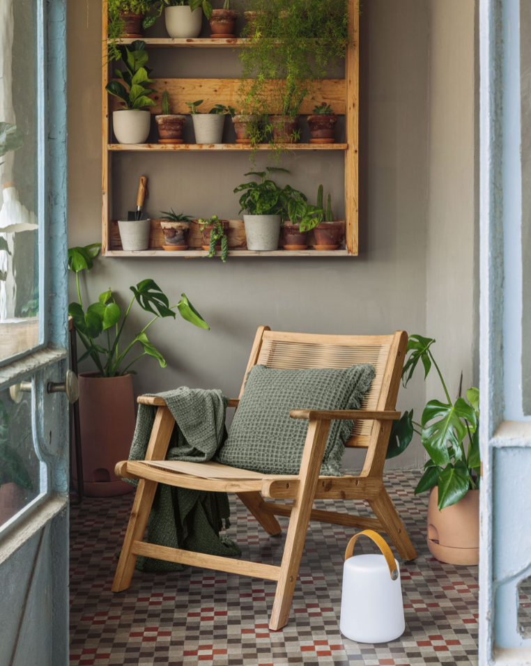 kave home loungestoel voor in de tuin