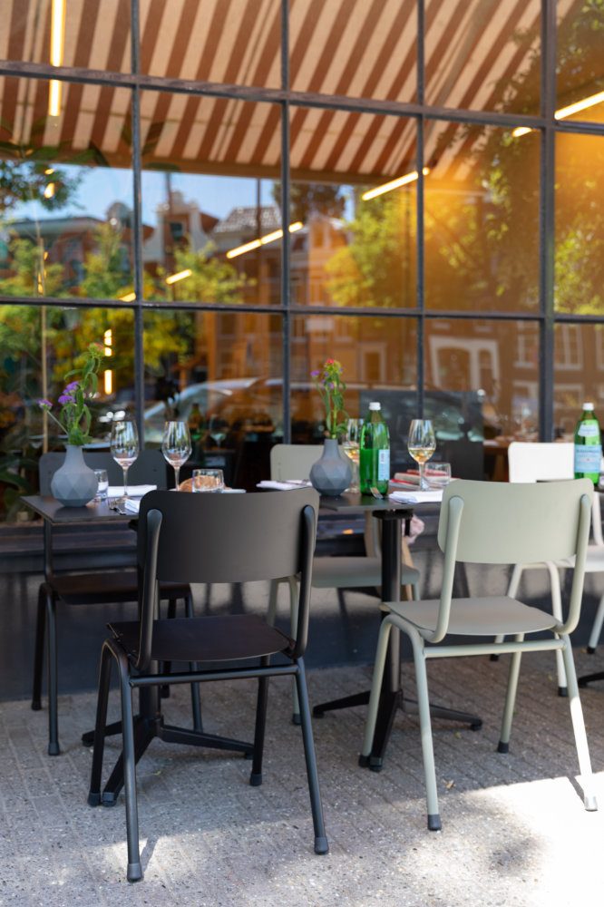 terras met metalen tuinstoelen van zuiver