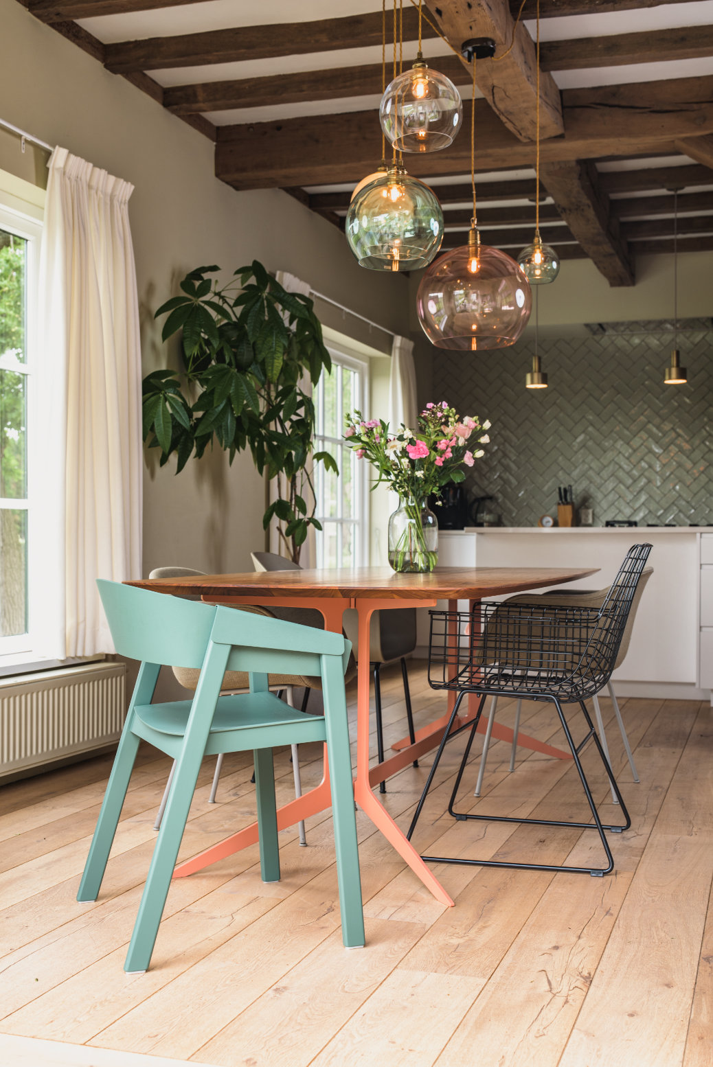 eettafel met groene eetkamerstoel in keuken hello chair