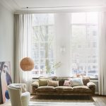 woonkamer met bruine retro bank van hkliving