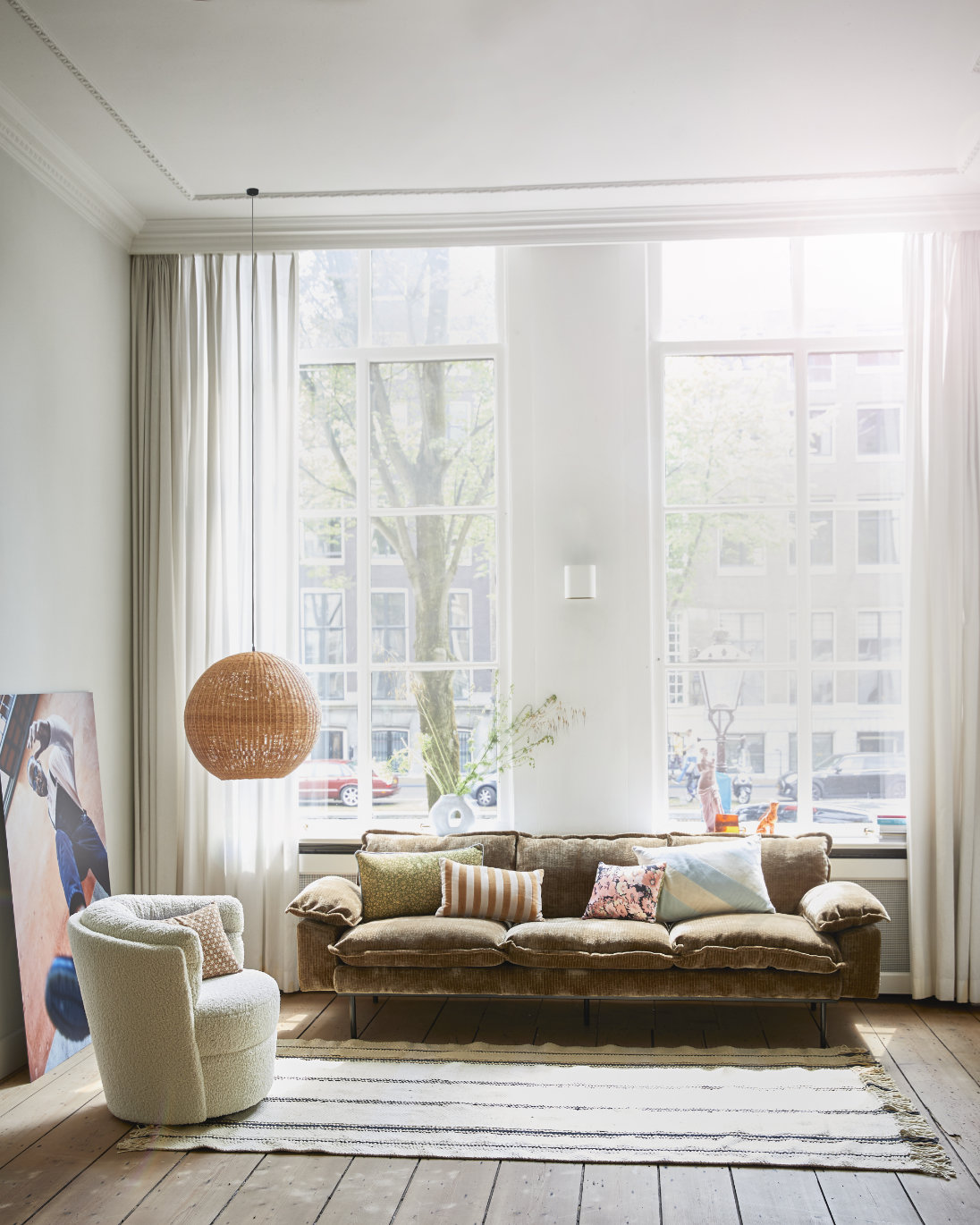 woonkamer met bruine retro bank van hkliving