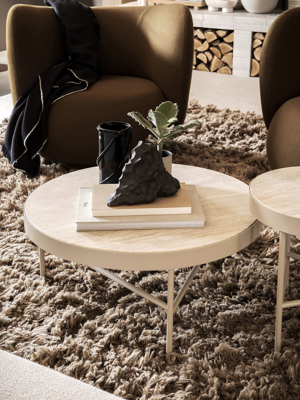 detail van salontafels ferm living met bruine fauteuils