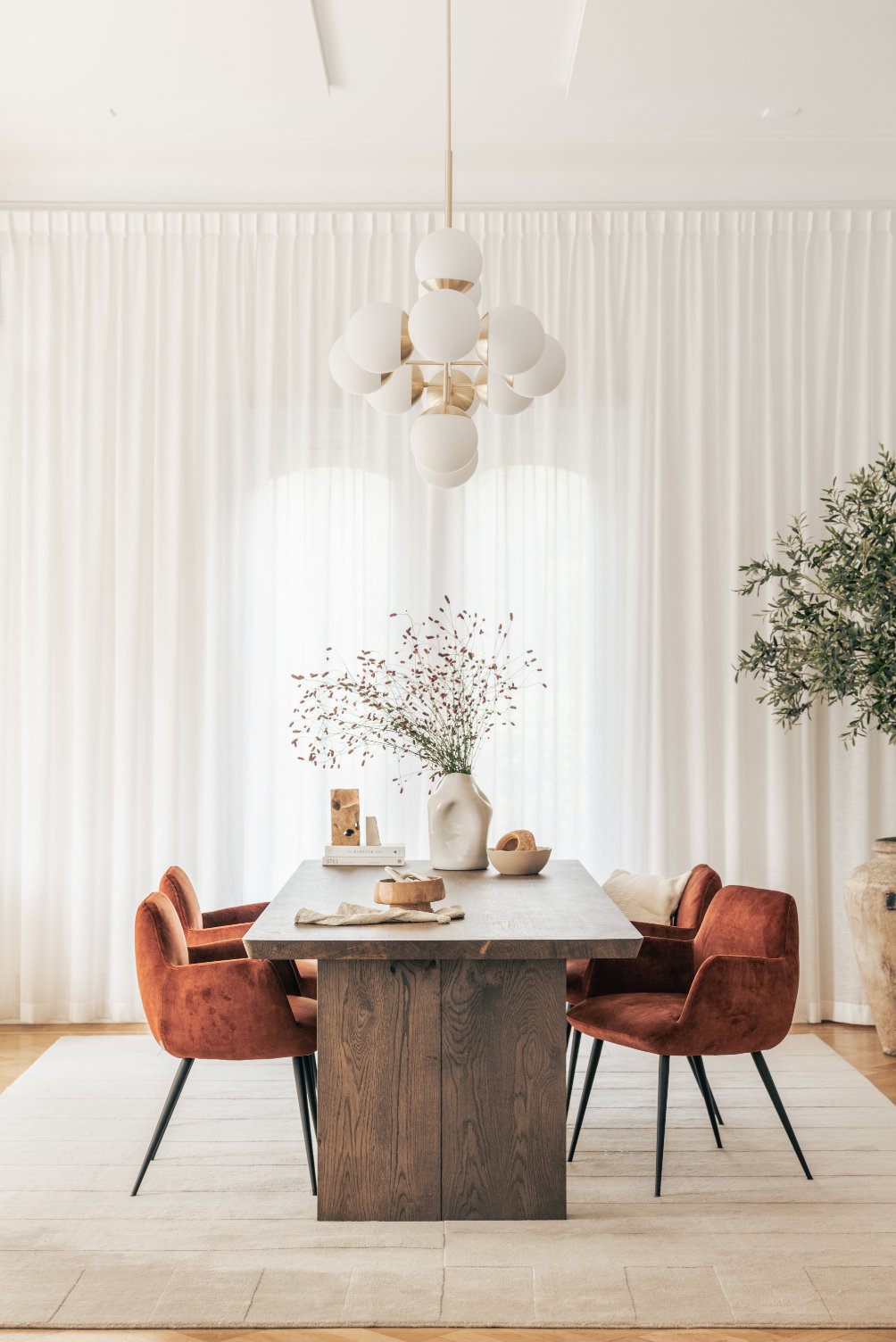 TableDuSud eetkamer met grote donkere tafel en roestbruine stoelen