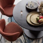 ronde donkere eettafel bepurehome met roestbruine stoelen