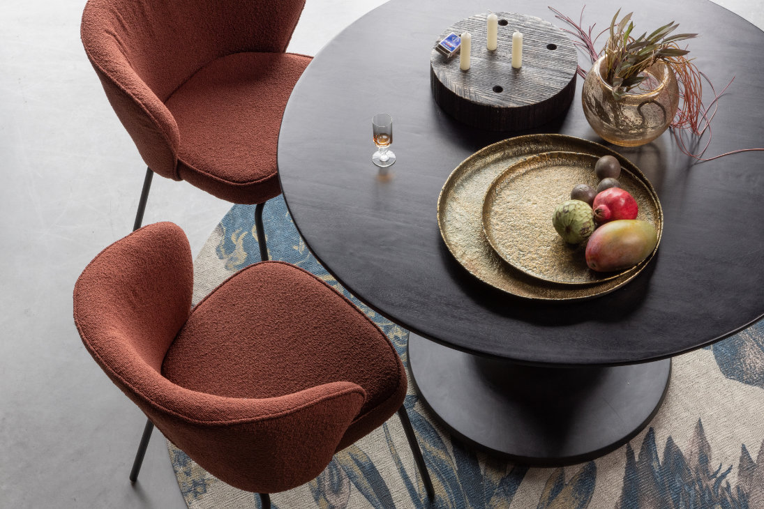 ronde donkere eettafel bepurehome met roestbruine stoelen