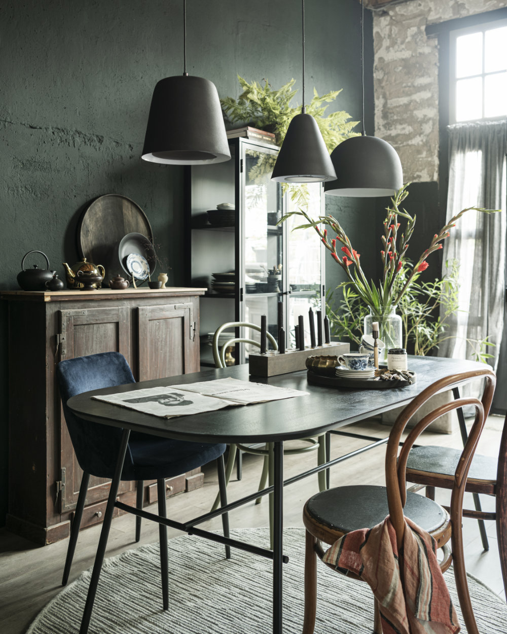 eetkamer vtwonen collectie met ovale tafel en houten stoelen