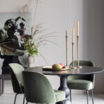 bepurehome eetkamer met ronde tafel en groene velvet stoelen