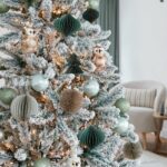 kwantum kerstboom met fauteuil op de achtergrond