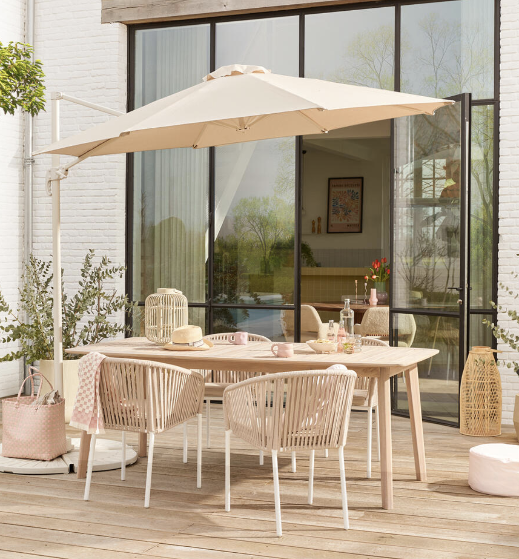 kwantum terras met tuintafel en tuinstoelen