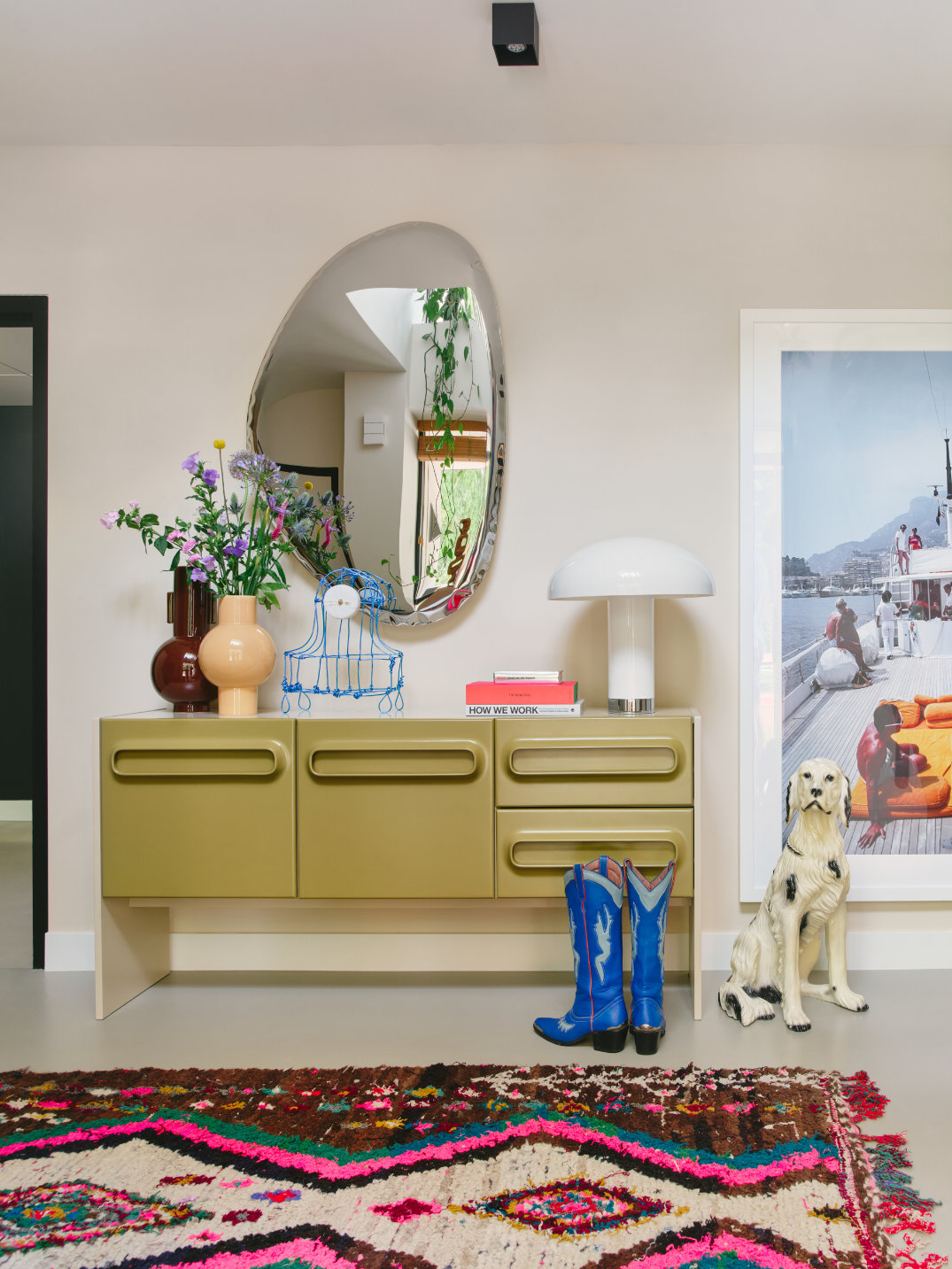 hkliving woonkamer met dressoir spiegel en kleurrijk vloerkleed