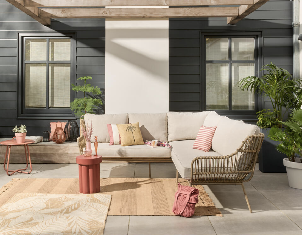 tuin kwantum met loungeset en overkapping
