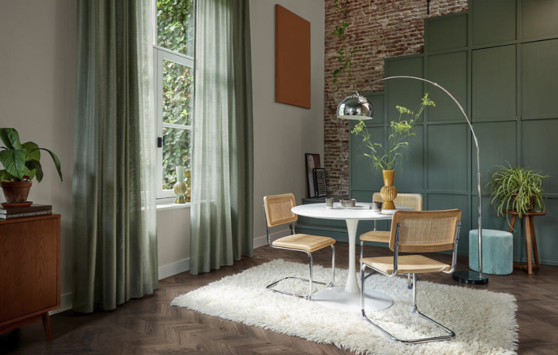 kwantum eetkamer met ronde tafel en webbing stoelen